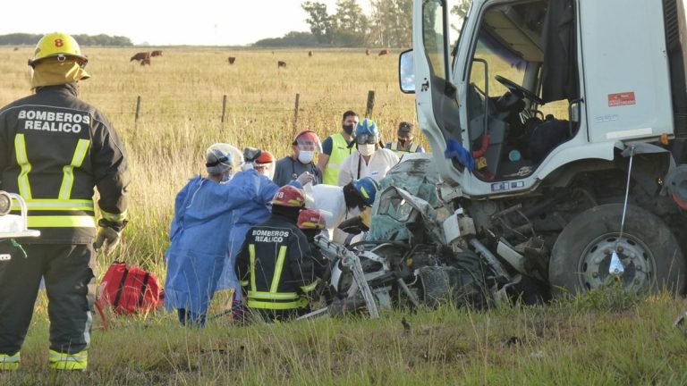 Cuatro Muertos En Un Choque Frontal Entre Un Auto Y Un Camión En La ...