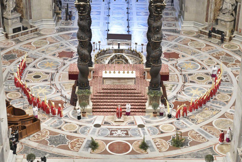 Sin procesión de fieles, Francisco celebró la misa del Domingo de Ramos