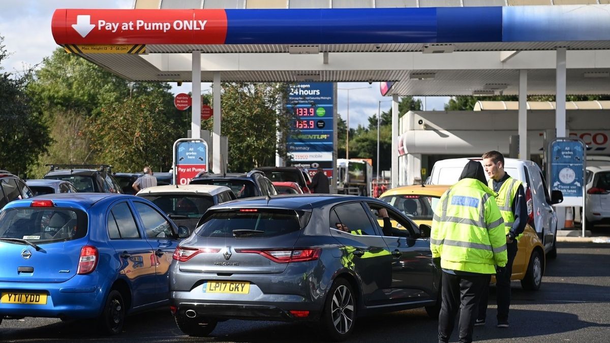 Caos y violencia en las estaciones de servicio del Reino Unido ante la escasez de combustible