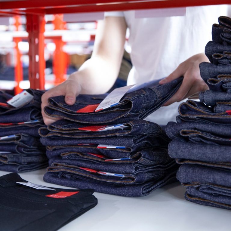 acantilado Avanzar personalizado Un ingeniero fabrica jeans que están hechos de plásticos recolectados de  los océanos